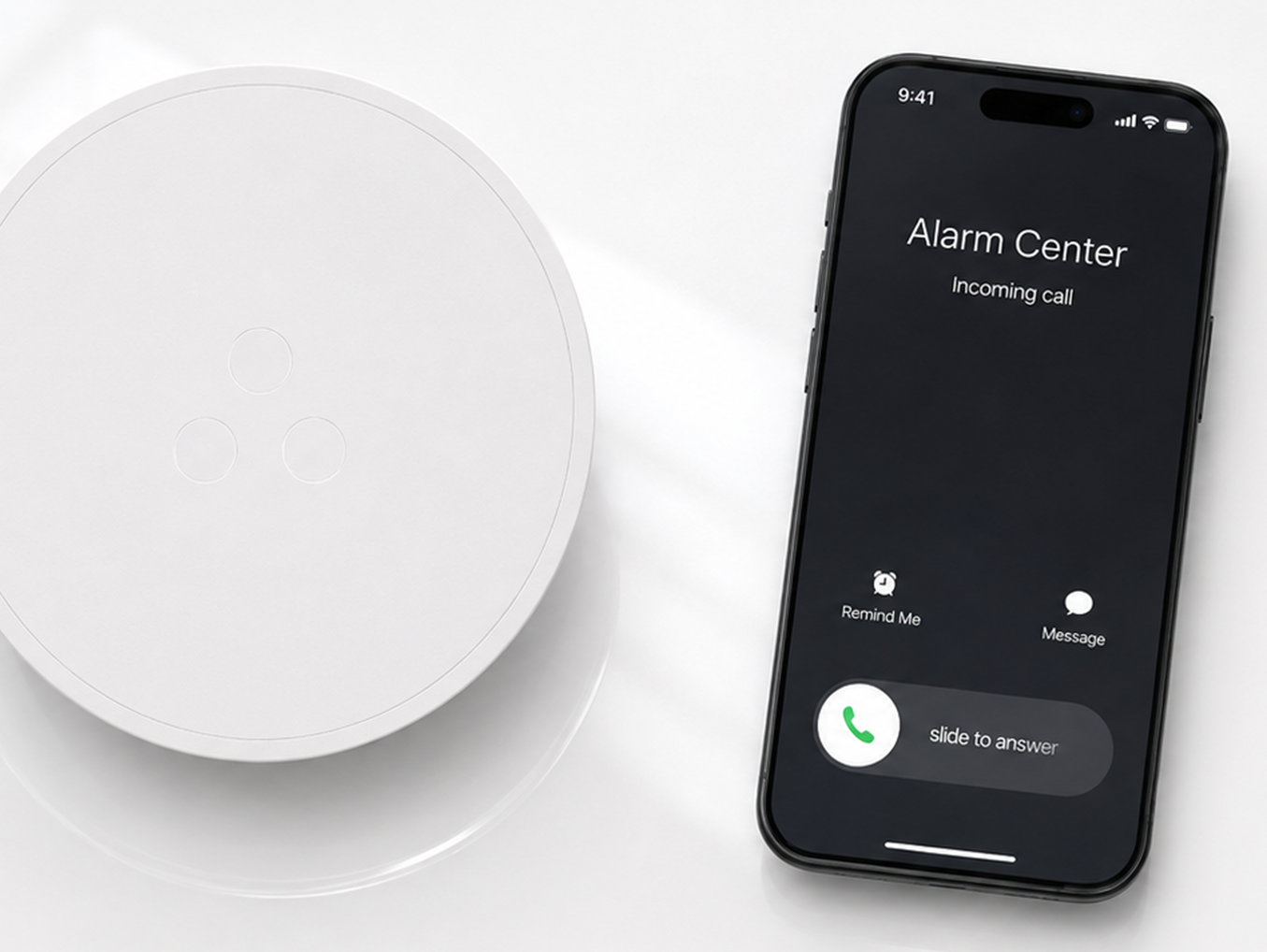Vit rund trådlös brandvarnare vid en mobiltelefon där larmcentralen ringer upp.